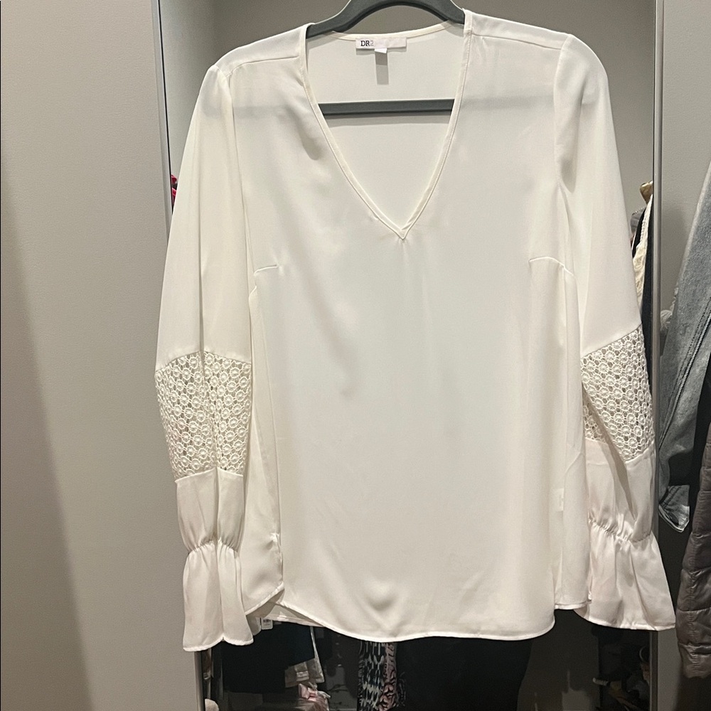 DR2 White V-Neck Blouse with Lace Paneled Sleeves